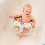 Bambino nella vasca da bagno